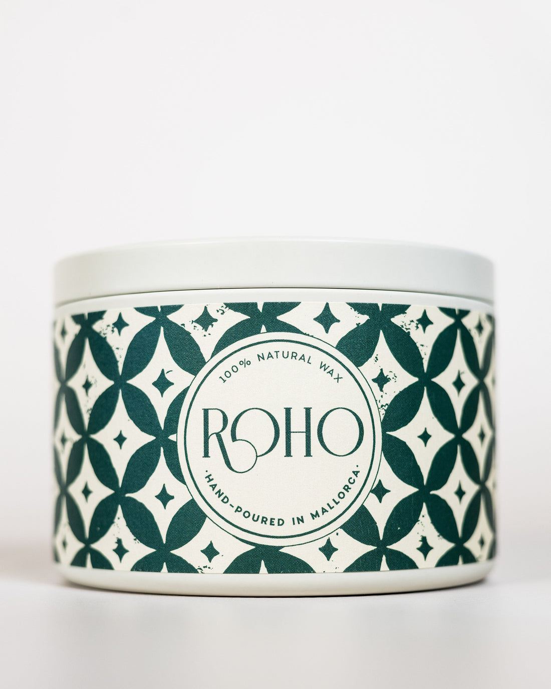 Vela perfumada con etiqueta decorativa estampada sobre fondo verde. Vela de invierno, aroma de naranja y canela, vela de invierno.