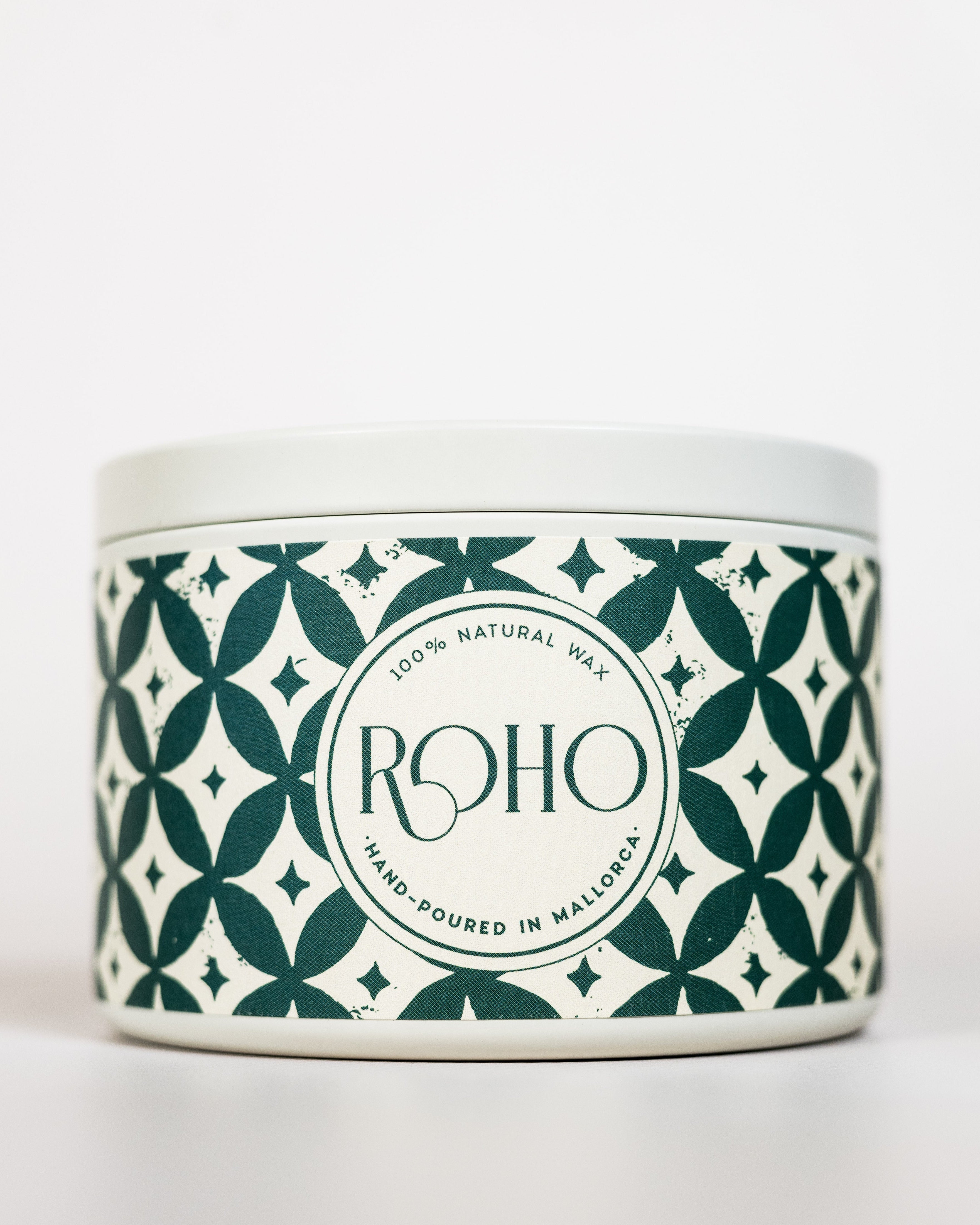 Vela perfumada con etiqueta decorativa estampada sobre fondo verde. Vela de invierno, aroma de naranja y canela, vela de invierno.