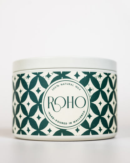 Vela perfumada con etiqueta decorativa estampada sobre fondo verde. Vela de invierno, aroma de naranja y canela, vela de invierno.